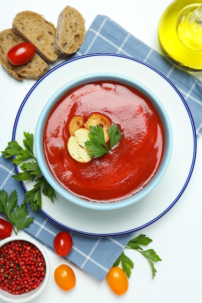 Plato elaborado con tomates sabrosa sopa de tomate