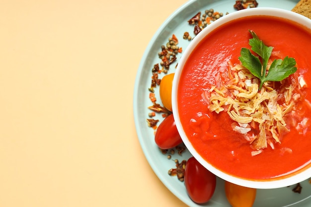 Plato elaborado con tomates sabrosa sopa de tomate