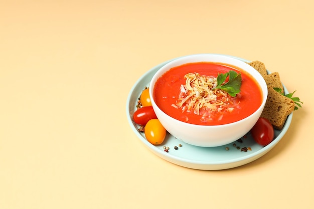 Plato elaborado con tomates sabrosa sopa de tomate