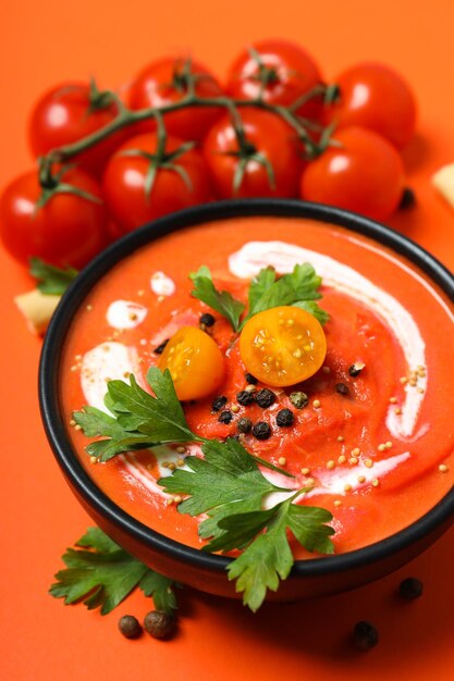 Plato elaborado con tomates sabrosa sopa de tomate