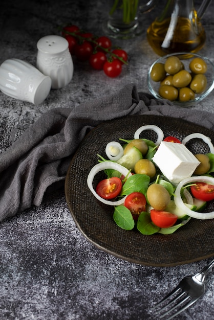 Plato con ensalada y aceitunas