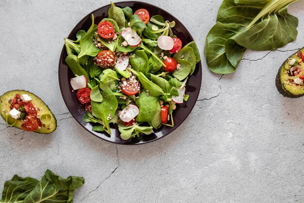 Plato con ensalada y aguacate en la mesa