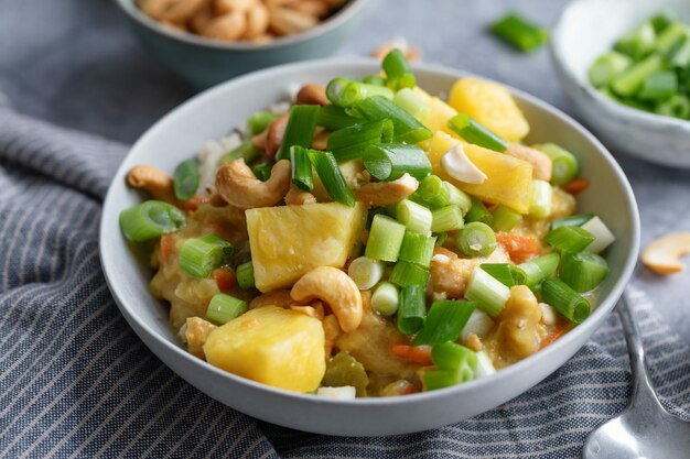 Foto gratuita un plato de ensalada exótico con arroz de mango y nueces.