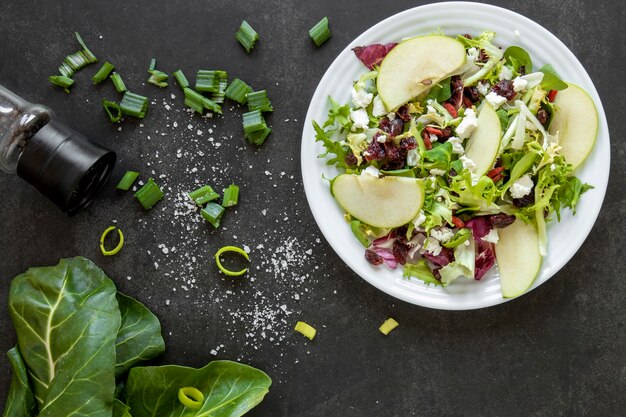 Plato con ensalada con manzanas