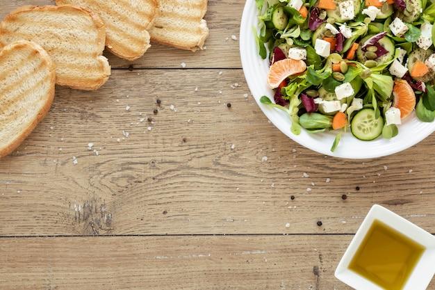 Plato con ensalada y pan tostado