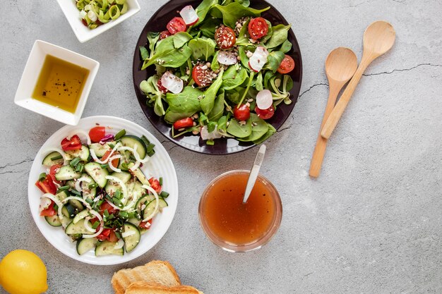 Plato con ensalada y sopas