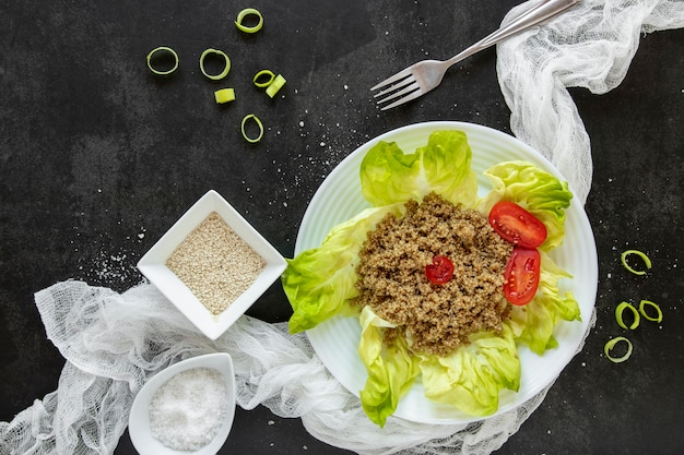 Foto gratuita plato con ensalada y tomates