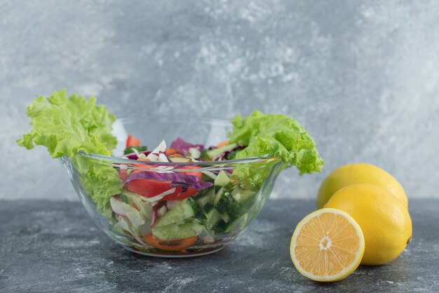 Un plato de ensalada de verduras y limones. Foto de alta calidad