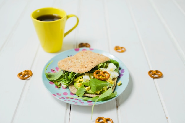 Foto gratuita plato con ensalada