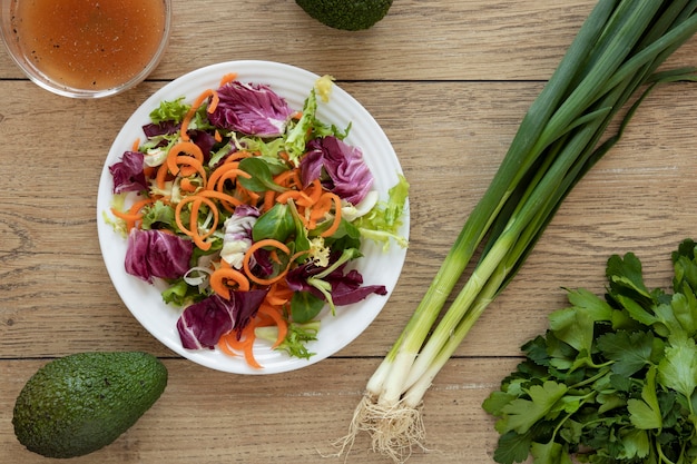 Foto gratuita plato con ensalada