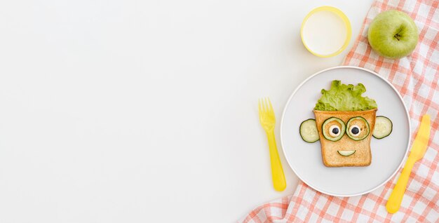 Plato de espacio de copia con forma de cara de pan tostado con manzana