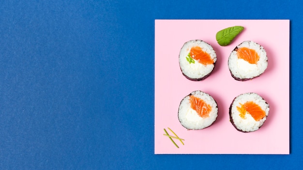 Plato de espacio de copia con rollos de sushi