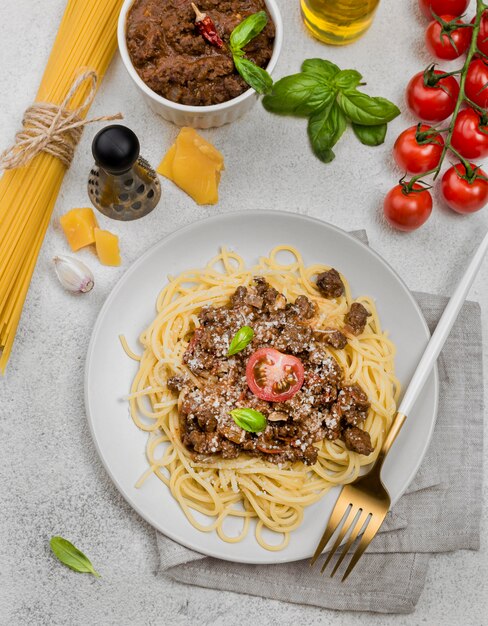 Plato con espagueti a la boloñesa con cubiertos