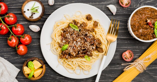 Plato con espagueti a la boloñesa