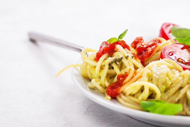 Plato de espaguetis con tomates naturales y queso