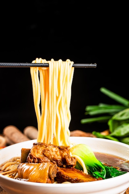 Foto gratuita un plato de fideos con costillas de cerdo estofadas