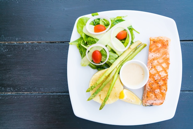 plato de filete de filete de grasa saludable