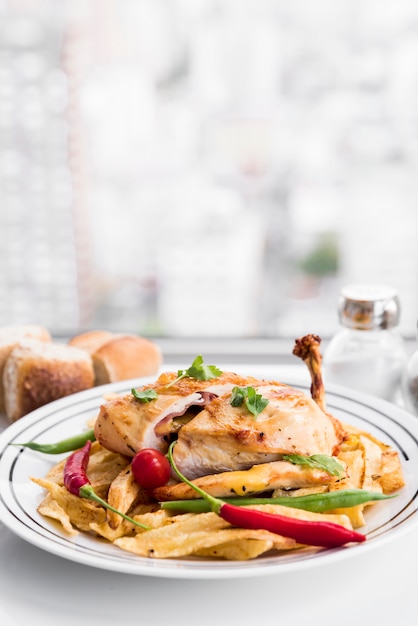 Plato de filete de pollo y diferentes verduras.