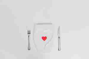 Foto gratuita plato con forma de corazón con cubiertos