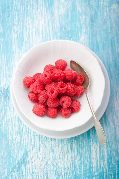 Foto gratuita plato con frambuesas