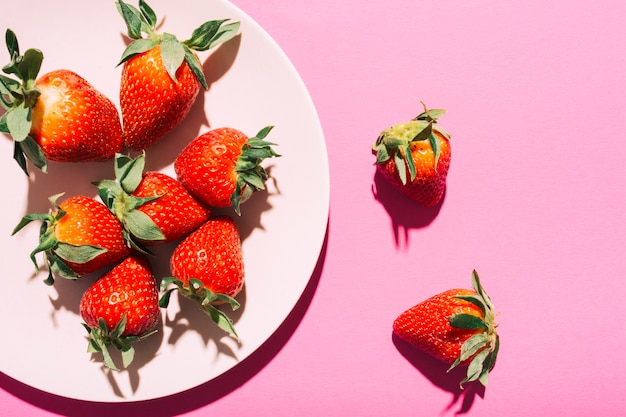 Foto gratuita plato de fresas maduras