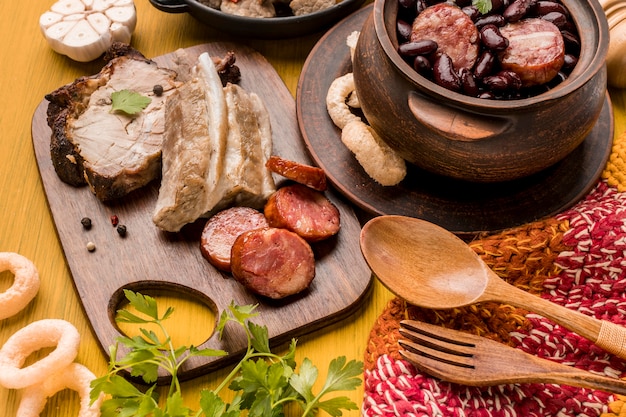 Plato de frijoles y salchichas alto ángulo