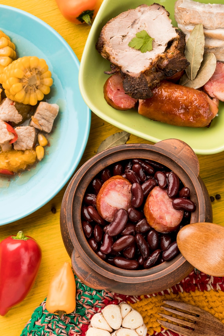 Foto gratuito plato de frijoles y salchichas de vista superior