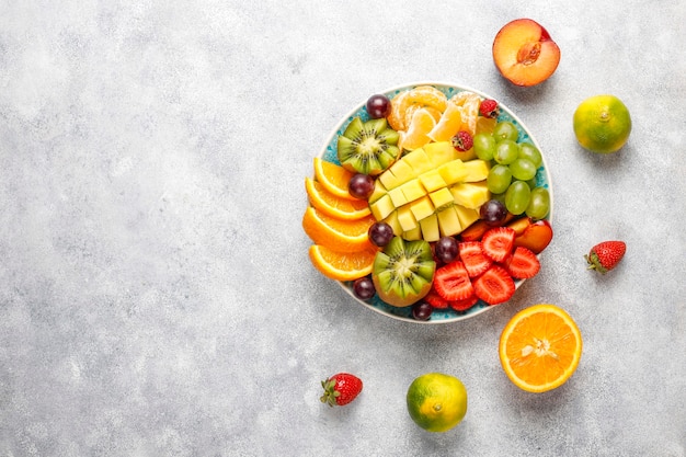 Plato de frutas y bayas, cocina vegana.
