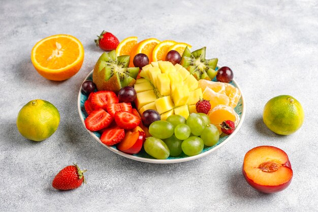 Plato de frutas y bayas, cocina vegana.