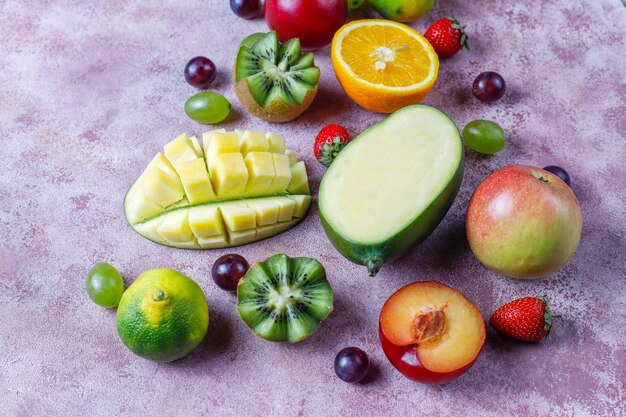 Plato de frutas y bayas, cocina vegana.