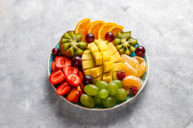 Plato de frutas y bayas, cocina vegana.