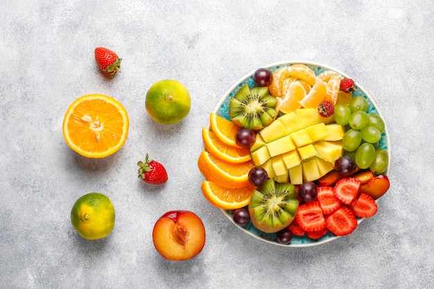 Plato de frutas y bayas, cocina vegana.