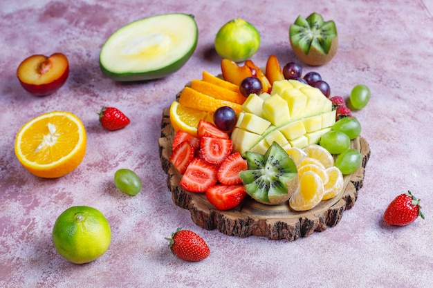 Plato de frutas y bayas, cocina vegana.