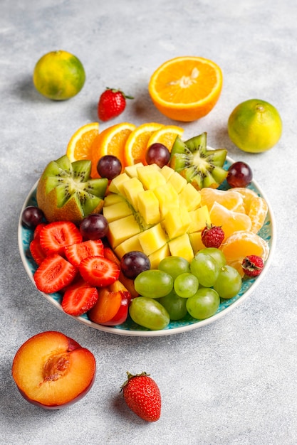 Plato de frutas y bayas, cocina vegana.