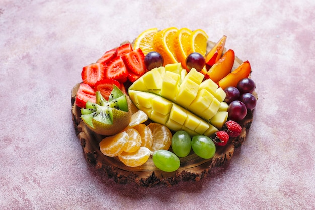 Foto gratuita plato de frutas y bayas, cocina vegana.