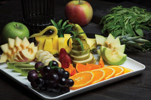 Foto gratuita plato de frutas donado con una amplia selección de frutas.