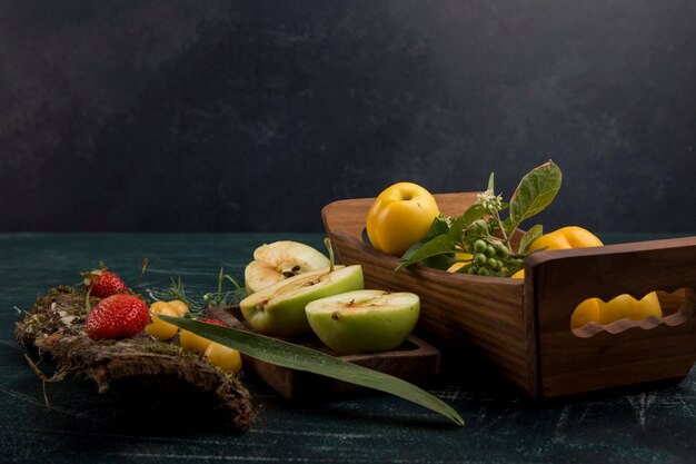 Plato de frutas redondo con peras, manzanas y bayas, ángulo de visión