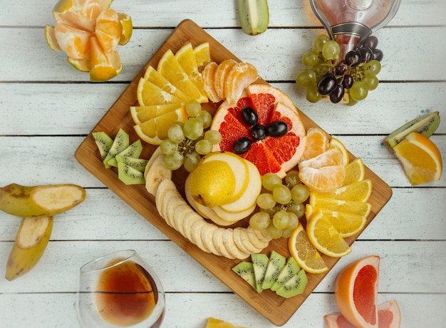 Foto gratuita plato de frutas sobre la mesa