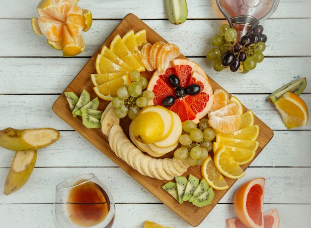 Plato de frutas sobre la mesa