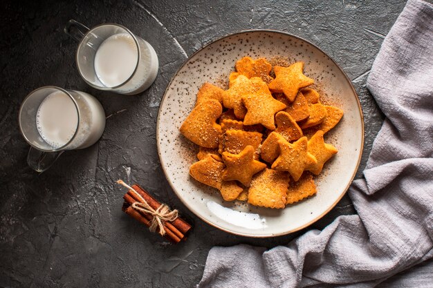 Plato con galletas de diferentes formas