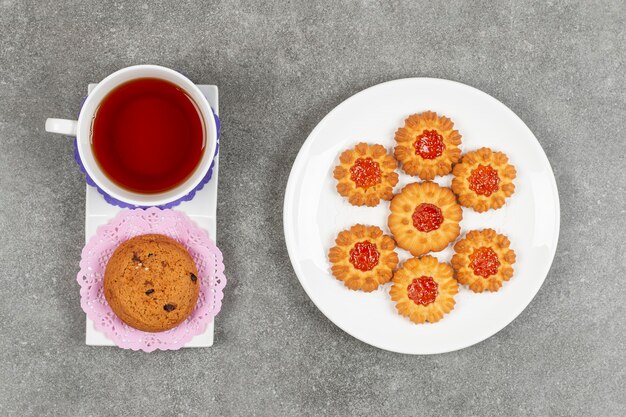 Plato de galletas de gelatina con taza de té y galleta con chip