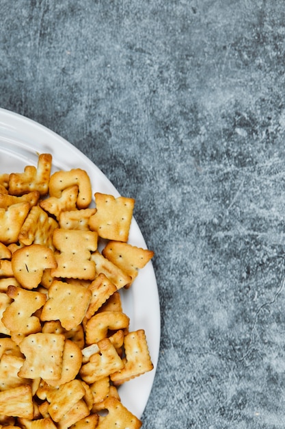 Foto gratuita un plato de galletas con letras.