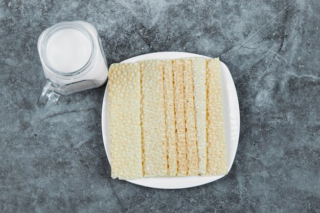 Un plato de galletas saladas con leche.