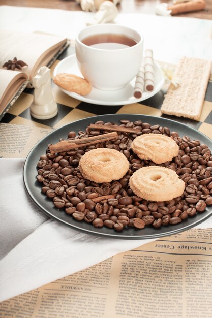 Plato de galletas con una taza de té