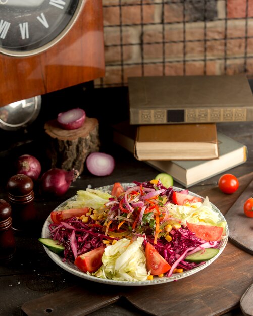 Plato de guarnición de estilo turco con encurtidos y ensaladas de verduras