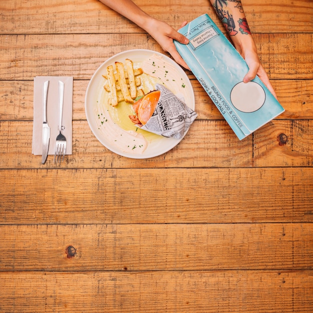 Foto gratuita plato de hamburguesa y espacio abajo