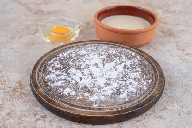 Un plato de harina marrón y un cuenco de barro.