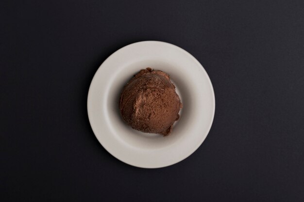 Plato con helado de chocolate