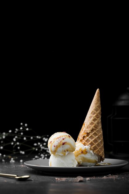 Plato con helado de vainilla y cono