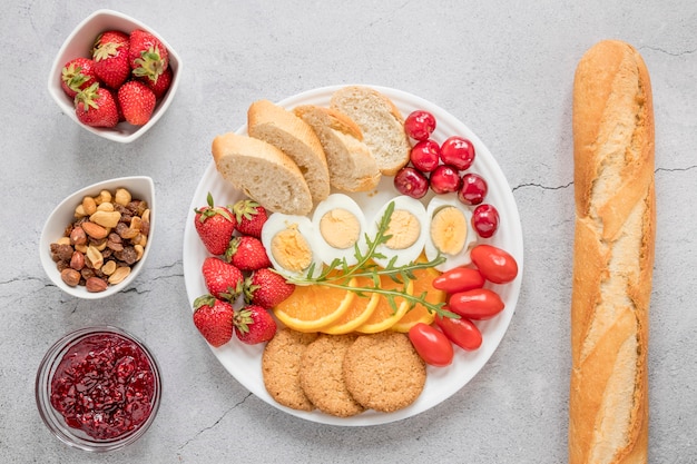 Plato con huevo cocido frutas y verduras para el desayuno